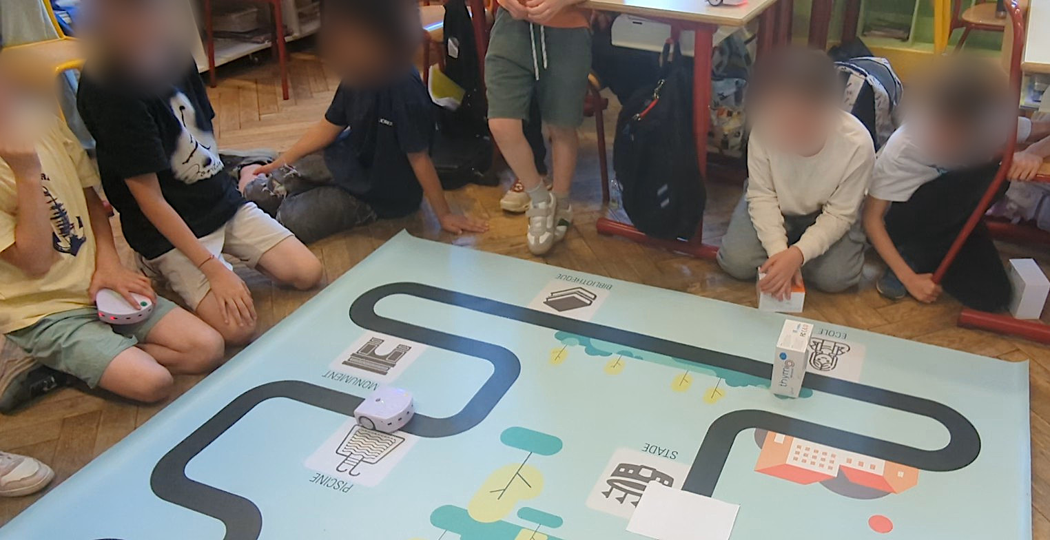 Pupils testing their program on the Thymio robot